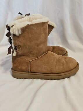 UGG- Women's Bailey Bow II Chestnut Suede Shearling Lined Boots SZ 9